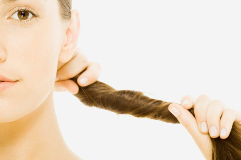 Come rinforzare i capelli: tutti i consigli utili e i prodotti adatti