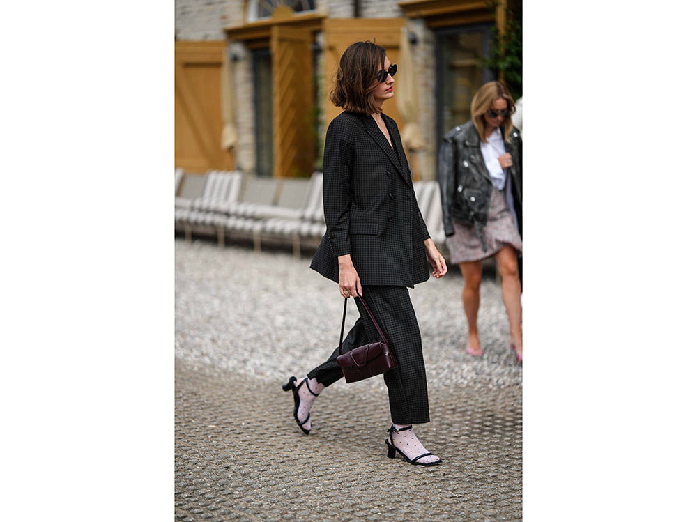 street-style-outfit-autunno-sandali-calzini-tailleur