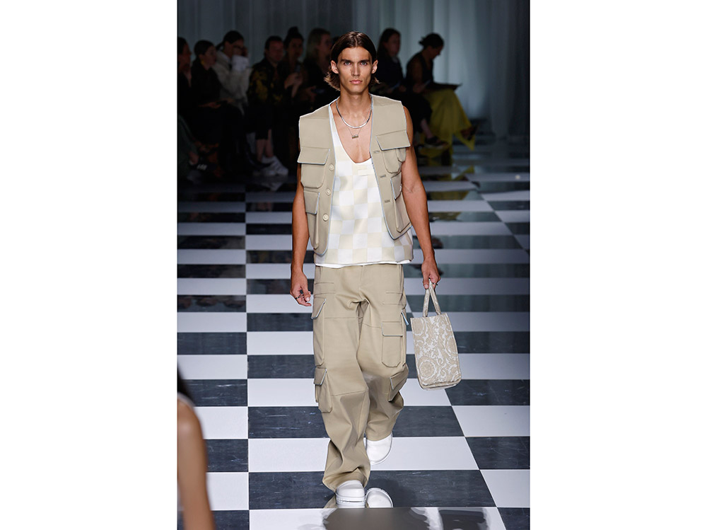 versace-sfilata-pe-23-15