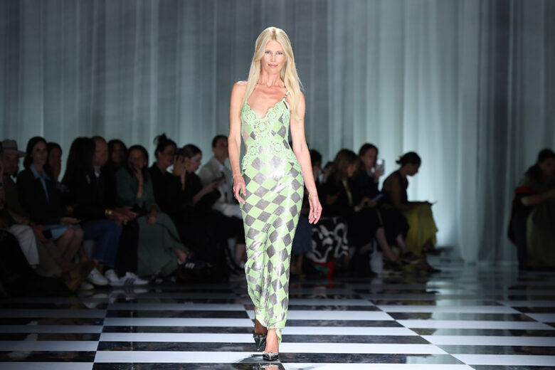 Versace: la sfilata Primavera Estate 2024 con Claudia Schiffer