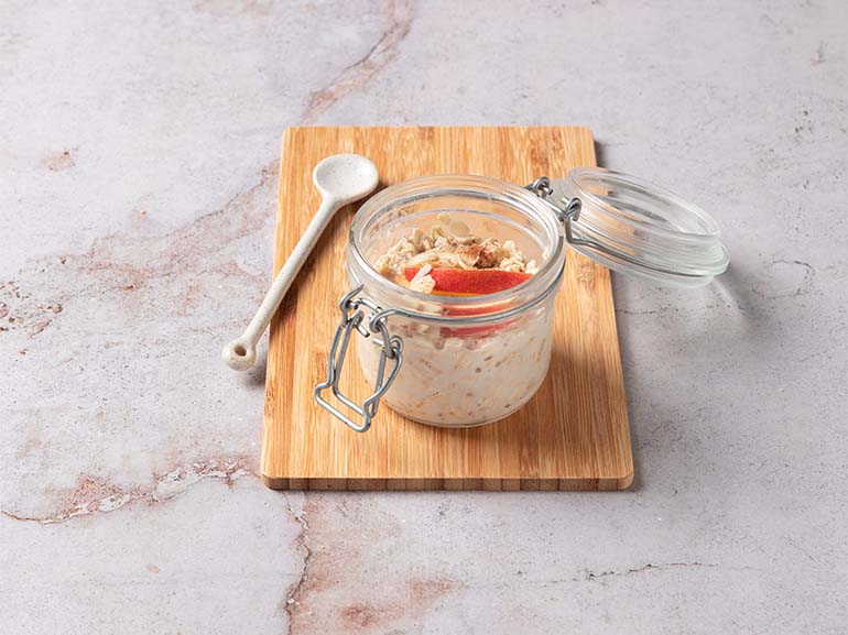 Overnight oatmeal con mele e cannella in latte di soia