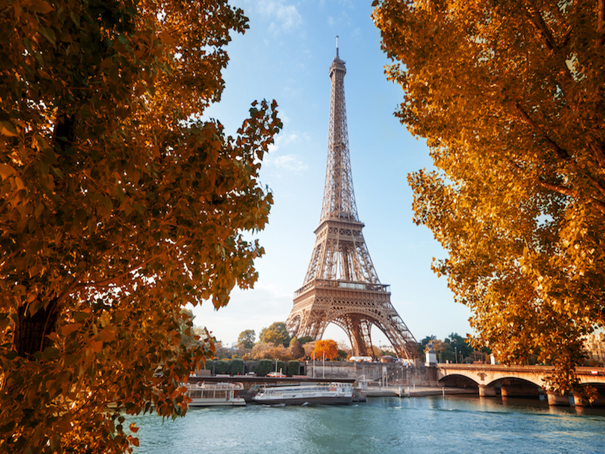 Seine,In,Paris,With,Eiffel,Tower,In,Autumn,Time