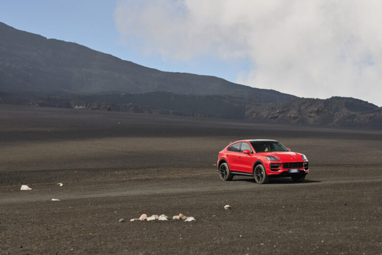 Siamo saliti in cima all’Etna con una Cayenne: 4 curiosità sull’Etna e 4 su Cayenne