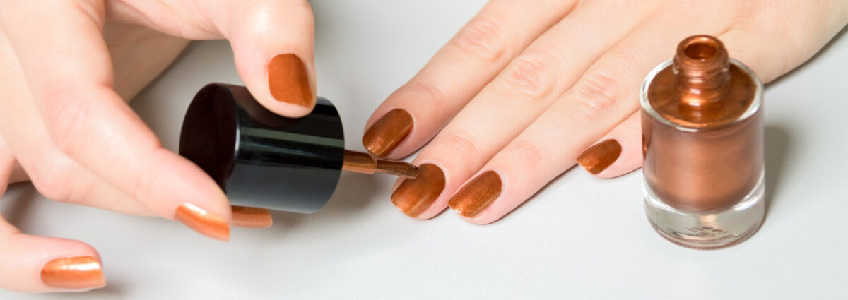 cinnamon-glaze-nails-unghie-color-cannella-smalto-autunno-inverno-2023-2024-cover-desktop