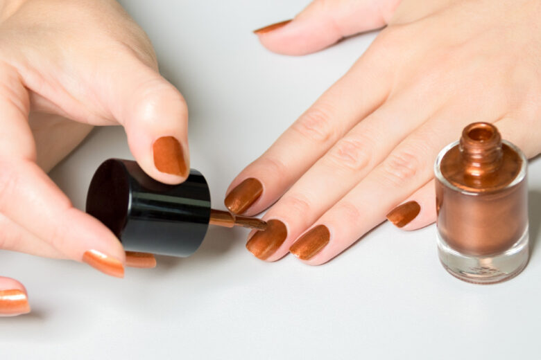 Unghie color cannella: la cinnamon glazed nails è la manicure più bella di stagione