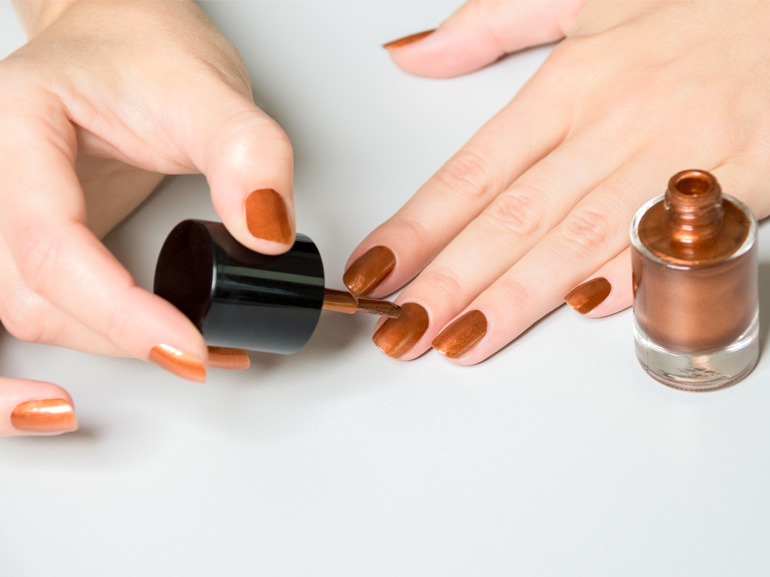 cinnamon-glaze-nails-unghie-color-cannella-smalto-autunno-inverno-2023-2024-cover-mobile