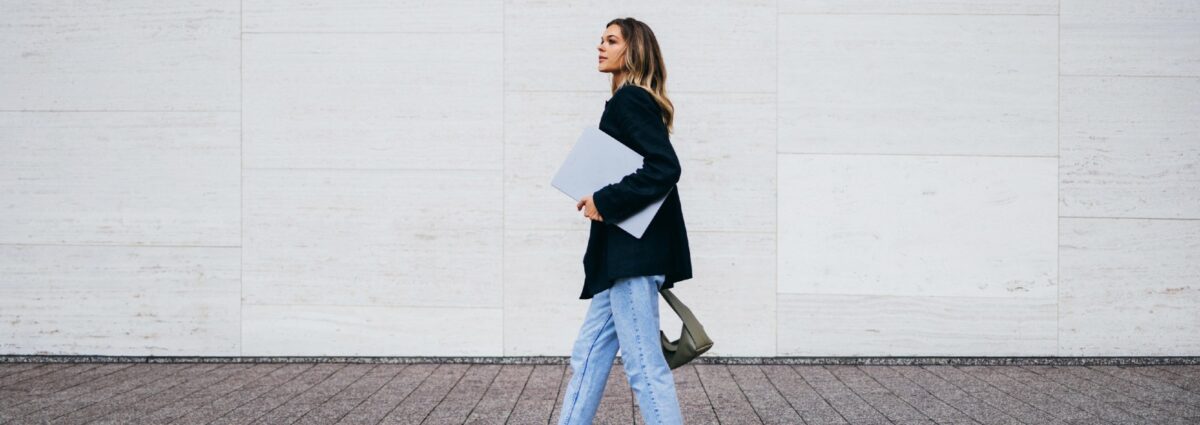 donna che cammina lavoro successo camminare hero