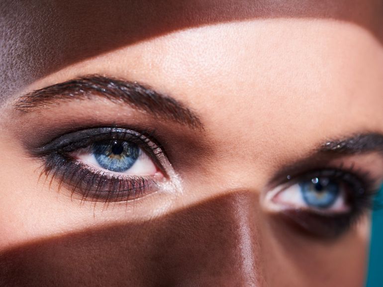 mobile trucco occhi incappucciati