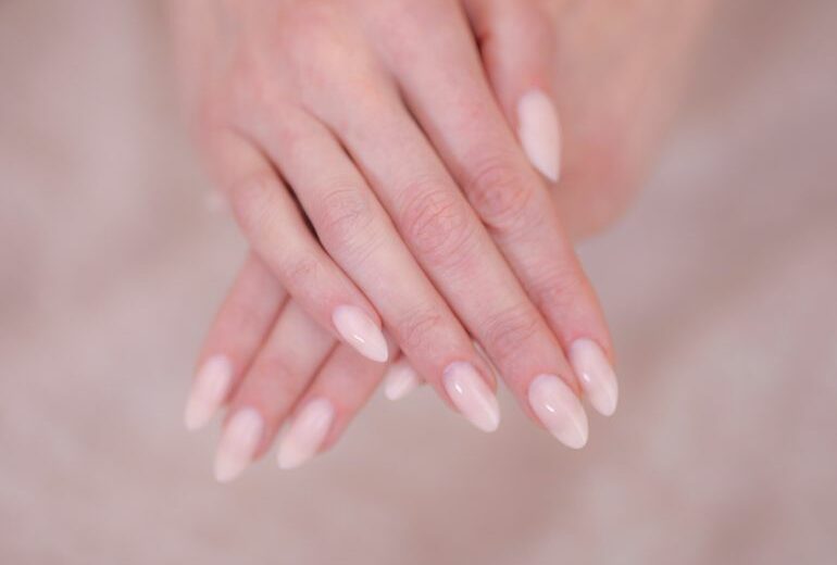 Le unghie color cipria non sono mai state così versatili