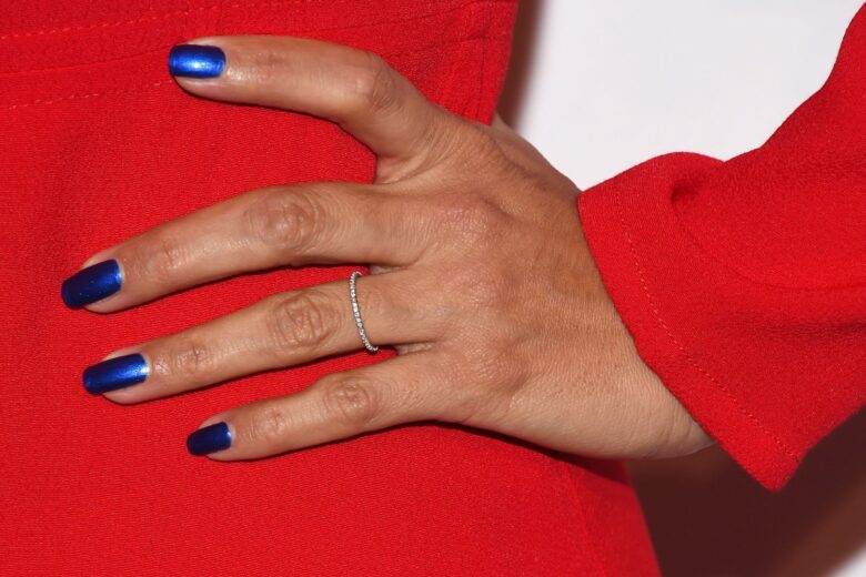 Se amate il colore della notte, queste sono le nail art blu ideali per voi