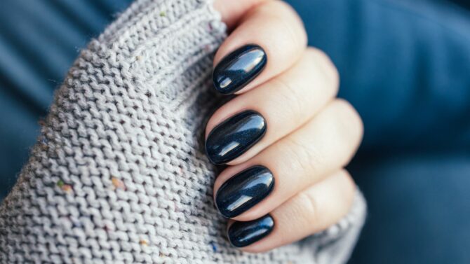 Unghie blu notte: le nail art dark ma colorate da provare