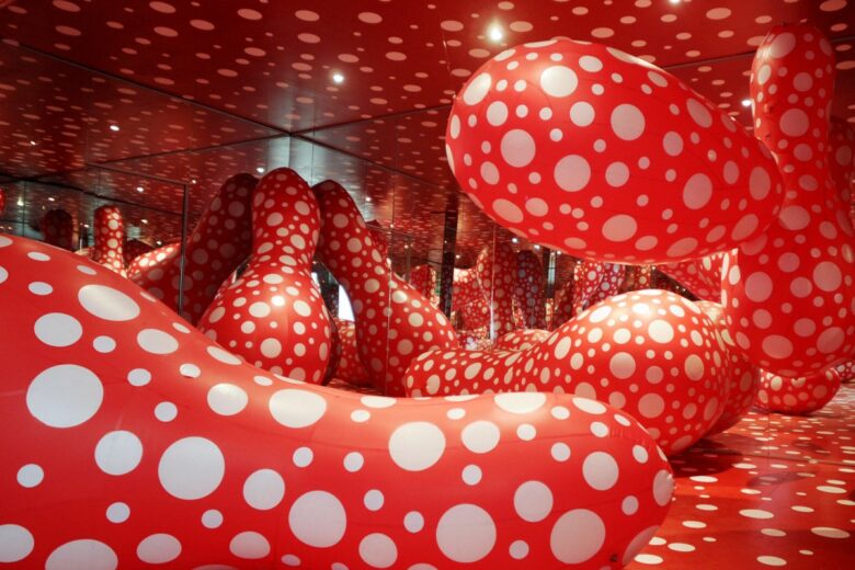 Yayoi Kusama: 5 cose da sapere sulla mostra più instagrammabile del momento