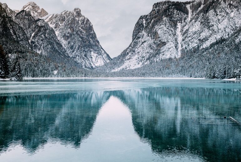 Capodanno in montagna: dove andare in Italia (e magari sciare vista mare)