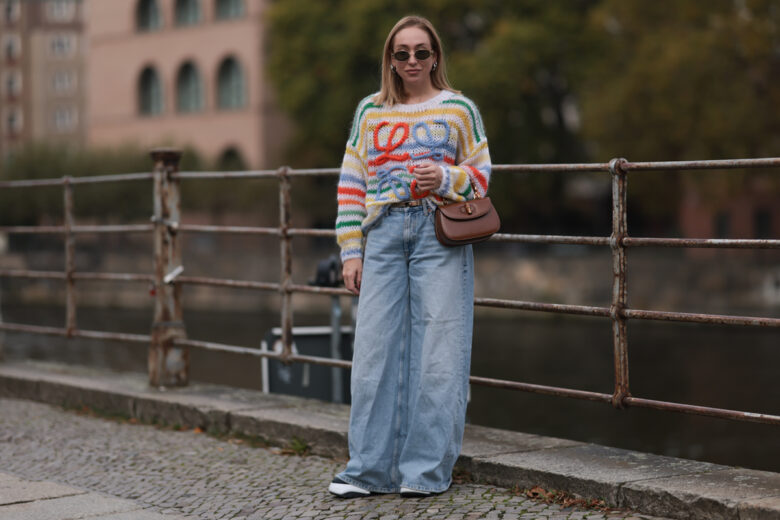 I jeans larghi continuano a dominare le tendenze! Ecco i più cool da avere nell’armadio quest’inverno