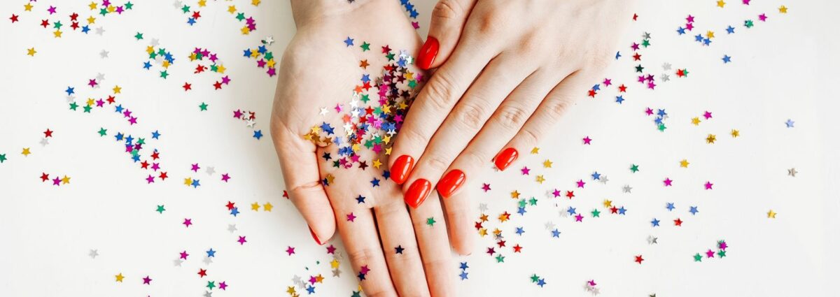 unghie rosse brillantinate