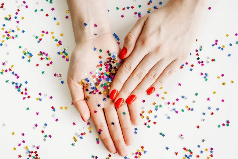 Unghie rosse brillantinate: la nail art da scegliere per le feste