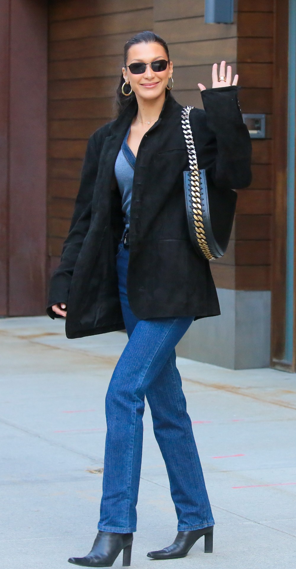 ok Bella Hadid con la Frayme Bag di Stella McCartney getty images