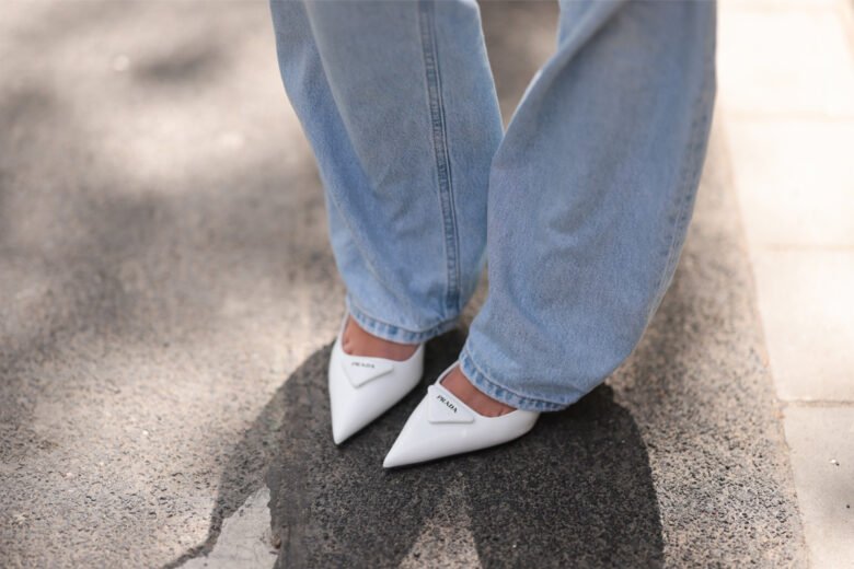 Le décolleté bianche con kitten heels sono le scarpe più chic (sì, anche d’inverno)