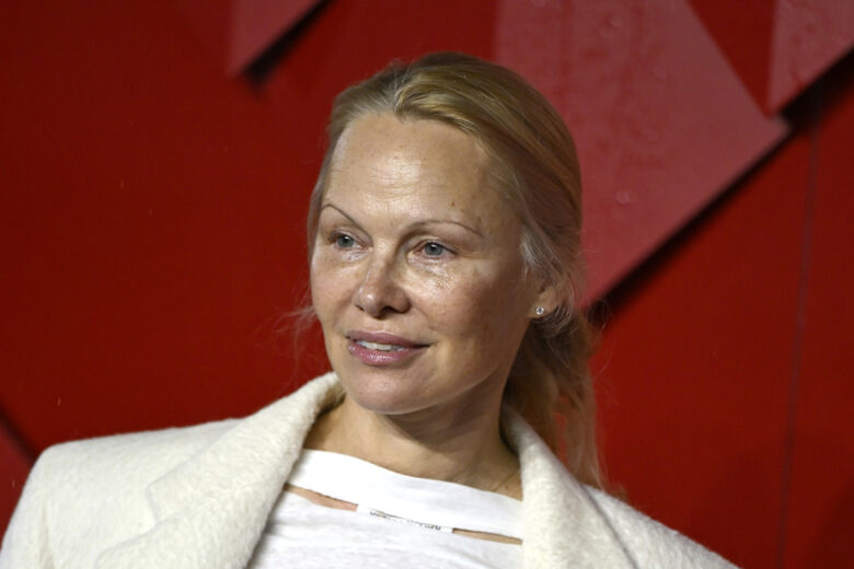 Da sex symbol a icona del “no make-up”: Pamela Anderson è la protagonista della nuova campagna di Proenza Schouler