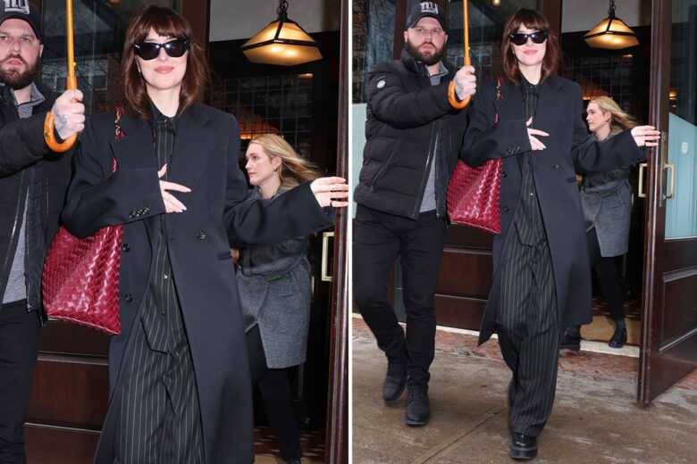 Cappotto over + co-ord gessato: la combo easy chic che piace tanto anche a Dakota Johnson. Get the look!