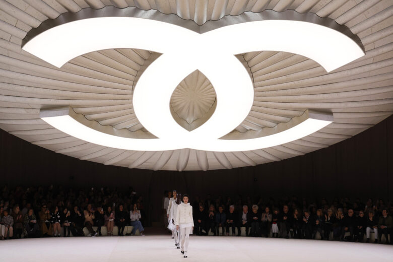 Chanel Haute Couture 2024: l’emancipazione in un bottone