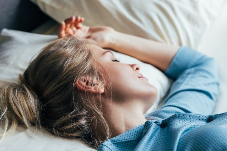 Come addormentarsi in fretta e dormire bene? Provate con il Finger Breathing