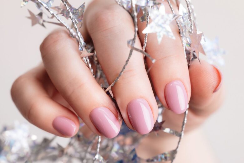 Idee unghie invernali, ecco tutte le nail art frosty chic da provare