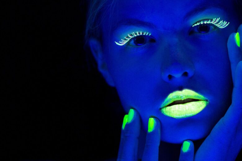 Tendenza unghie cyber lime, la nail art per chi ama le tinte forti