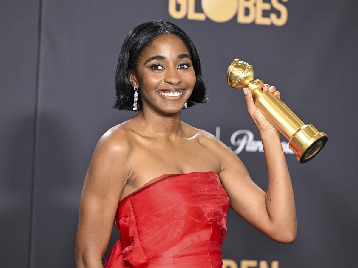 golden-globes-2024-beauty-look-migliori-trucco-capelli-taylor-swift-selena-gomez-dua-lipa-07