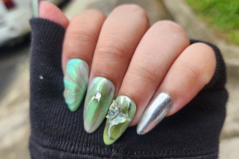 Tendenza unghie fairycore: la nail art “fatata” più stravagante, con fiori e farfalle