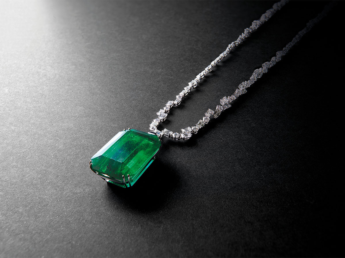 Damiani_Fantasy-Cut_the-Damiani-Green-Treasure-of-Muzo_necklace-white-gold-diamonds-and-emeralds_2