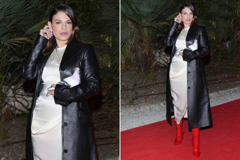 Cappotto in pelle, abito bianco e accessori “wow”: il look di Emma Marrone sul Green Carpet di Sanremo per noi è un grande sì