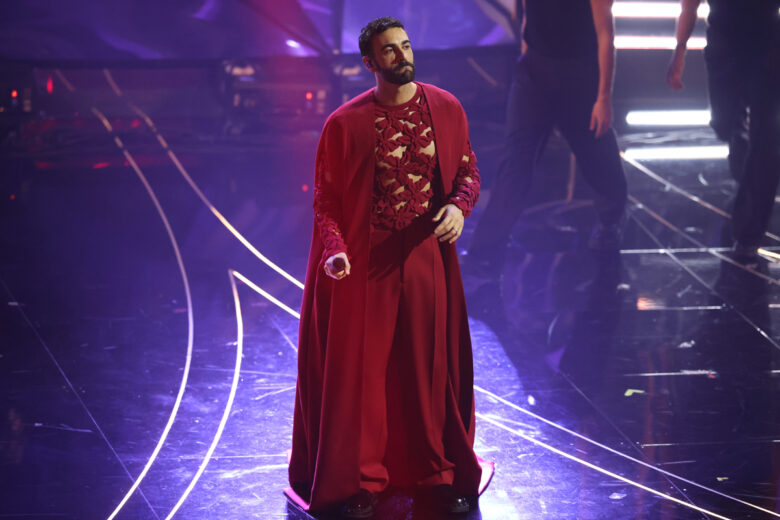 Marco Mengoni vince lo scettro di “best dressed” della prima serata del Festival di Sanremo: ecco i suoi look 