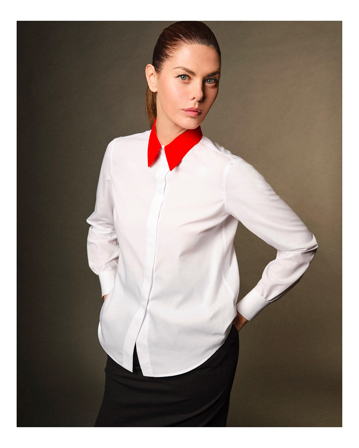 Sara-Battaglia-Red-Collar_Photographed-by-Giampaolo-Sgura
