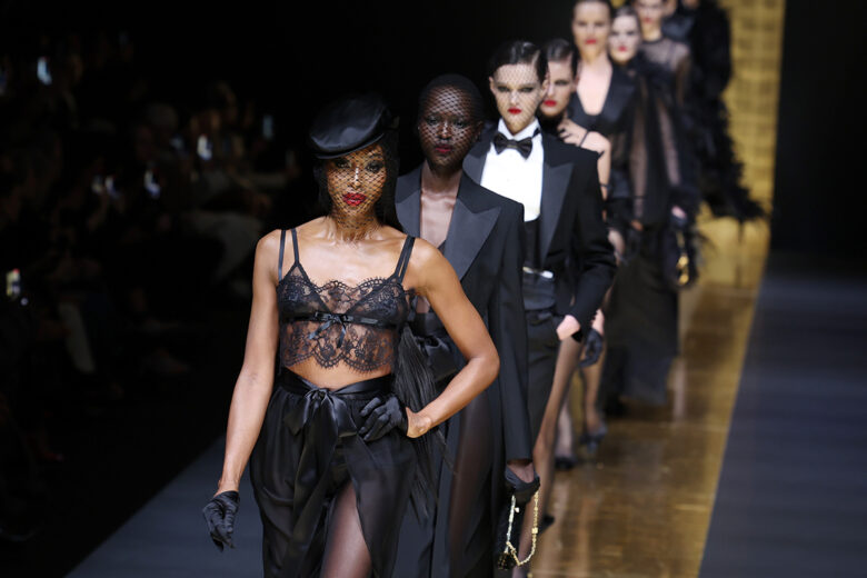 La sfilata di Dolce & Gabbana con Naomi Campbell in passerella (e un ricchissimo parterre)