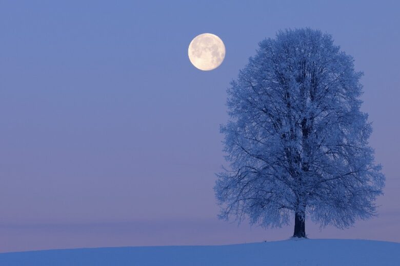 Questo weekend c’è la Luna piena della neve: ecco il suo significato e la sua influenza sulla nostra vita