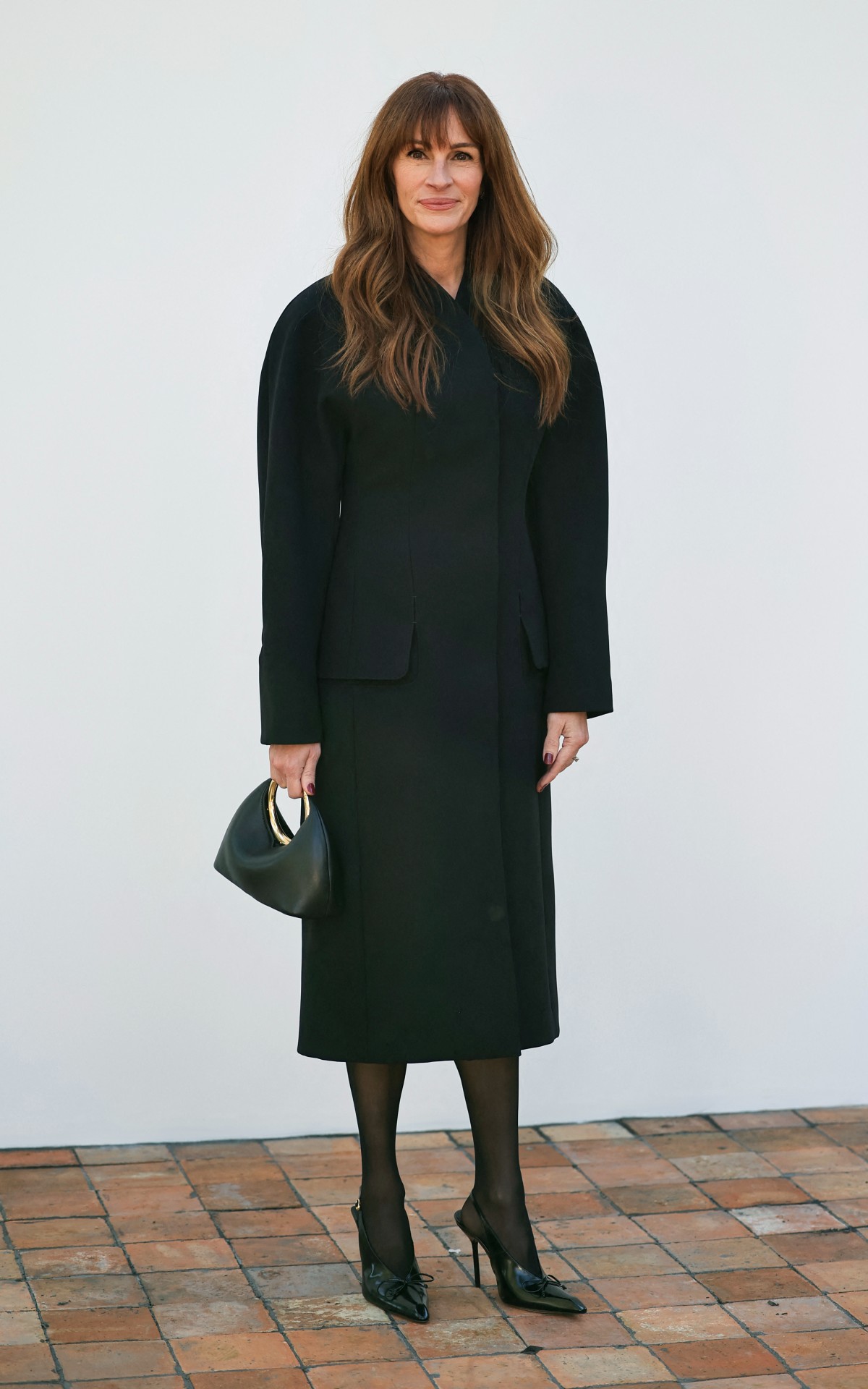 ok Julia Roberts arrives for the Jacquemus Womenswear Ready-to-wear Spring-Summer 2024 getty