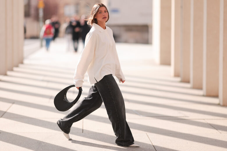 Polo bianca, jeans grigi e accessori super basic: la combo minimal da provare subito