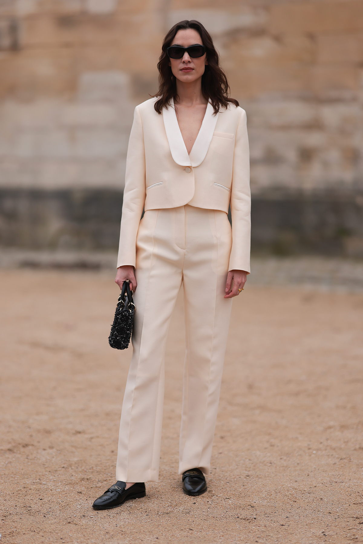 alexa-chung-mocassini-con-tailleur-elegante