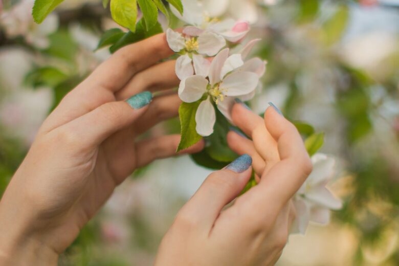 Non solo pastello: ecco tutti i colori più belli da indossare per le tue manicure primaverili