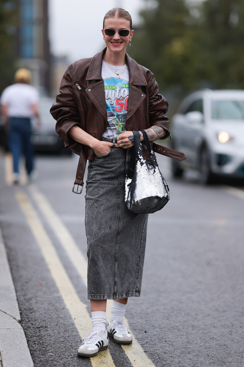 gonna-denim-look-sneakers-samba-adidas-biker-jacket