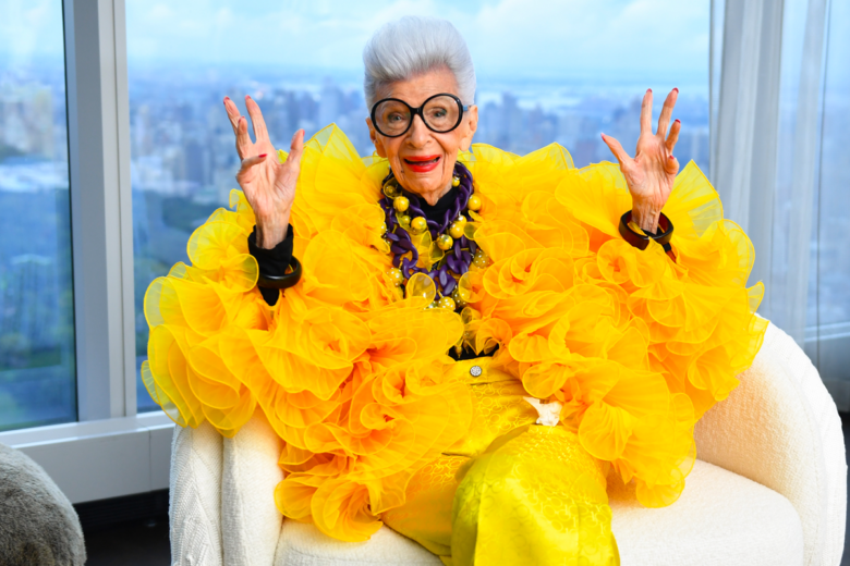 Addio Iris Apfel, eclettica e centenaria icona della moda