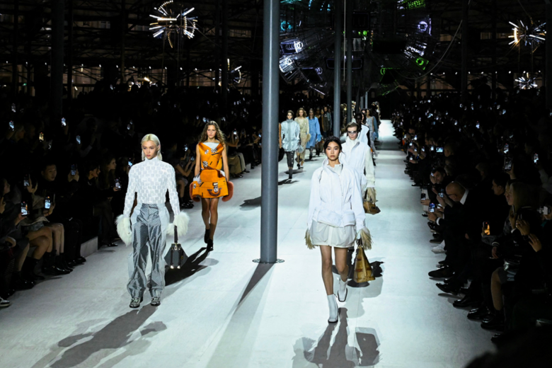 Louis Vuitton chiude la Paris Fashion Week celebrando i 10 anni di direzione creativa di Nicolas Ghesquière