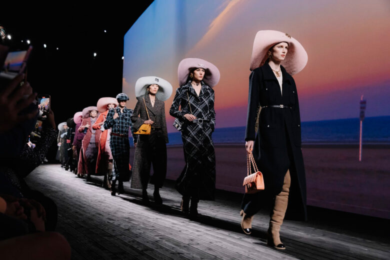 Chanel: la sfilata Autunno Inverno 2024 è una lettera d’amore a Deauville
