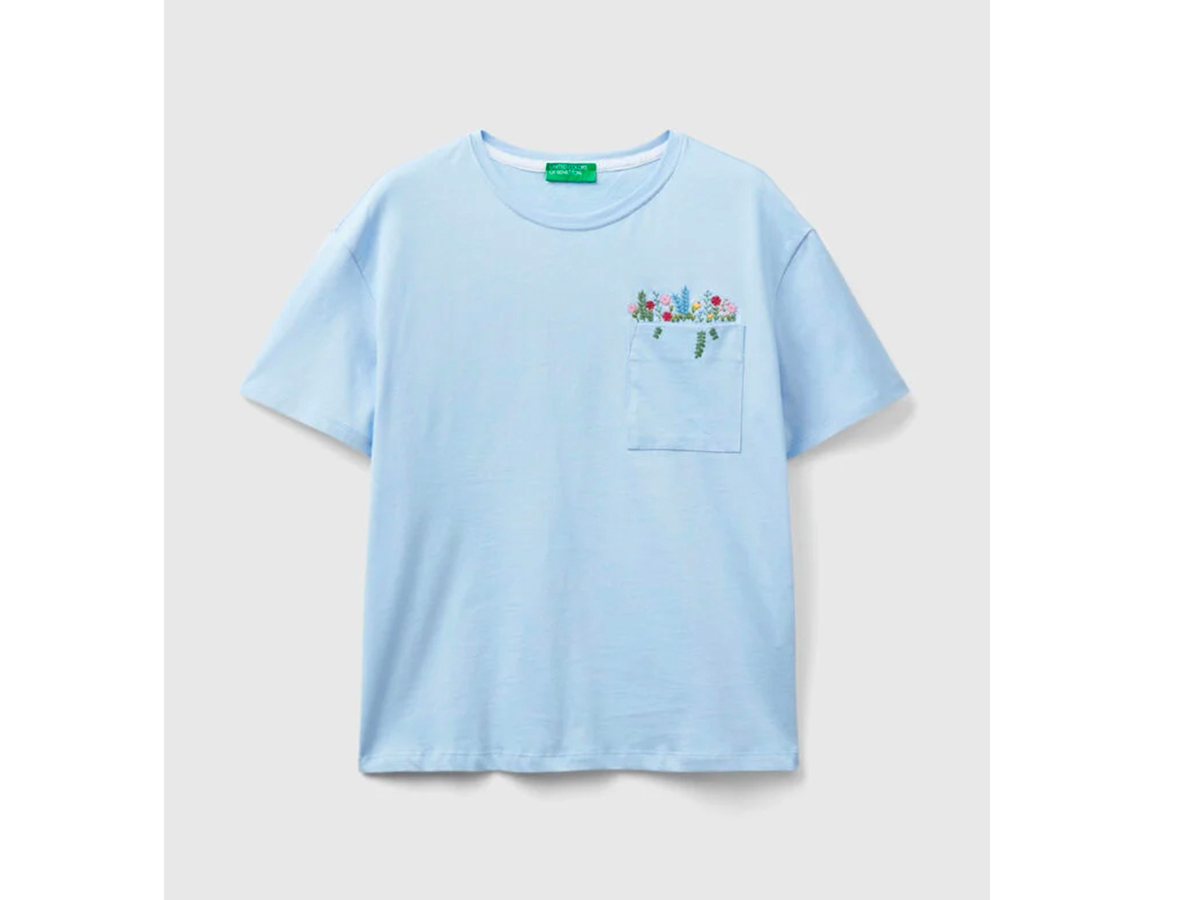 t-shirt-benetton-con-fiori-nel-taschino