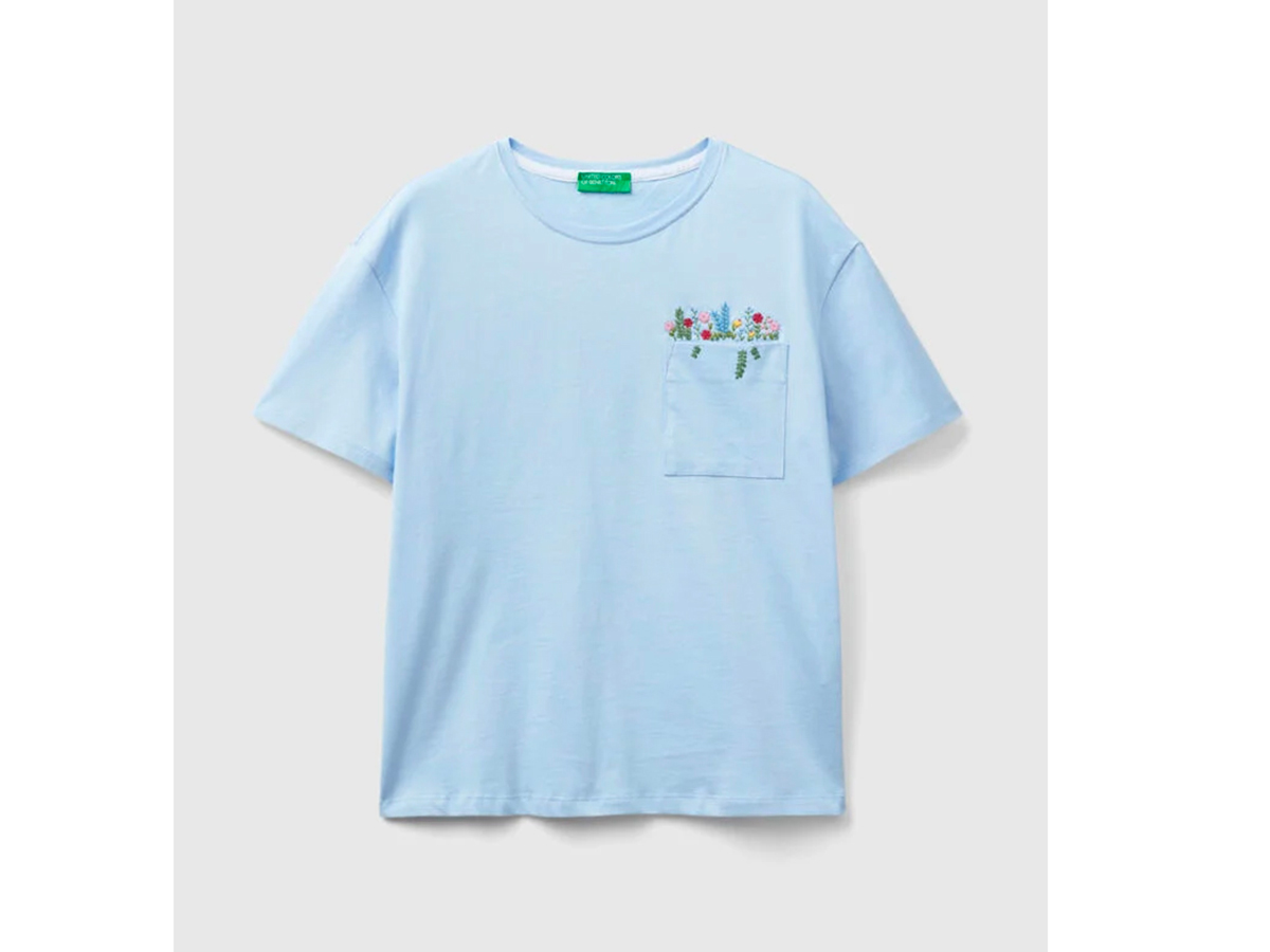 t-shirt-benetton-con-fiori-nel-taschino