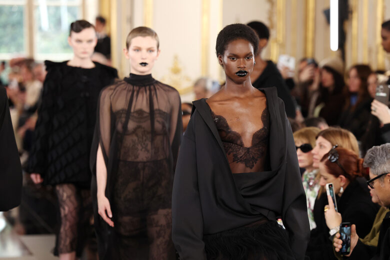 Valentino Le Noir: la sfilata di Pierpaolo Piccioli è un’ode al nero