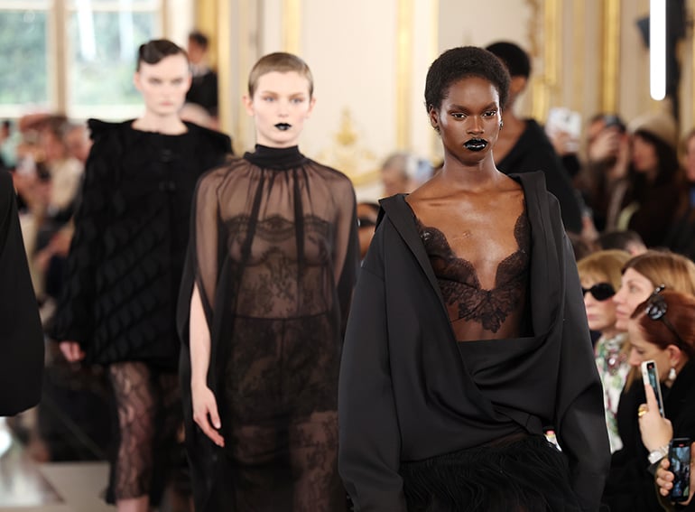 valentino-le-noir-sfilata-parigi