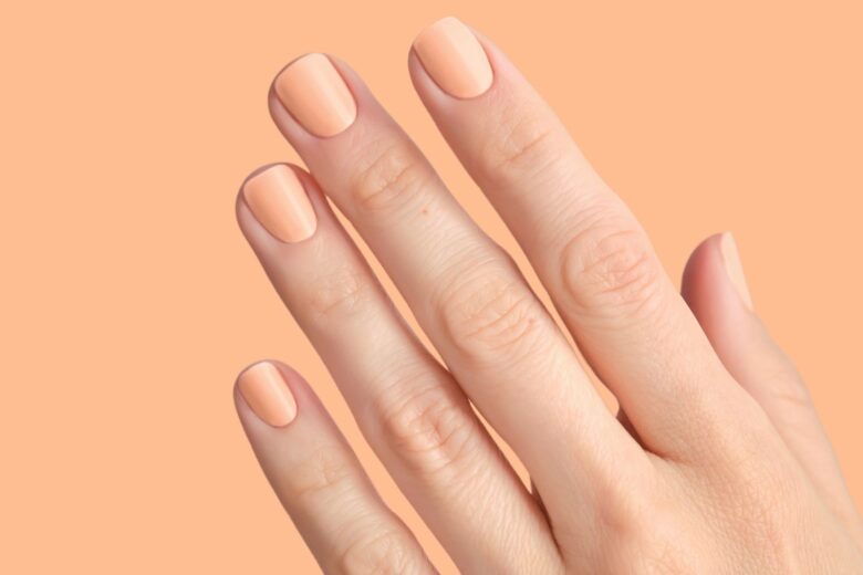 Unghie color pesca: provate la manicure fresca e romantica di questa primavera estate
