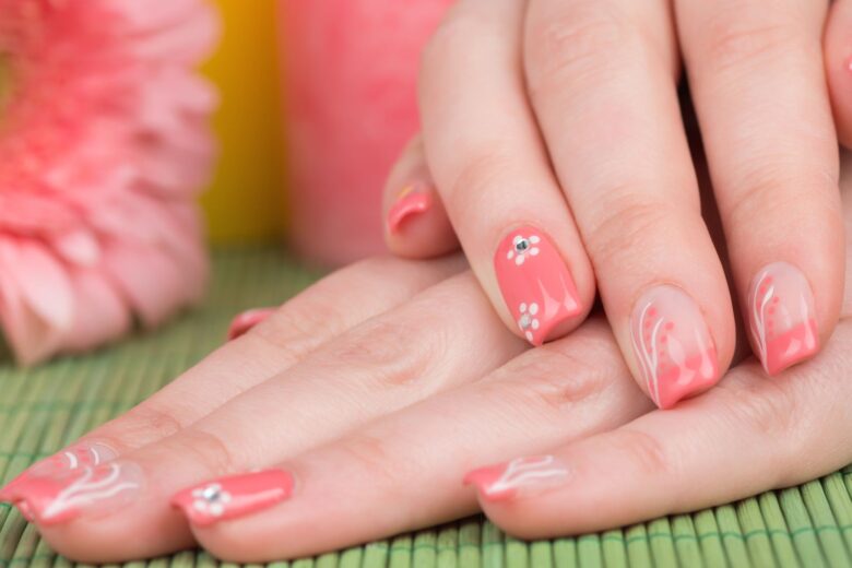 Il fiore della primavera è la margherita (come dimostrano queste coloratissime nail art)